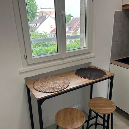 Cosy Proche Transports Apartment *
